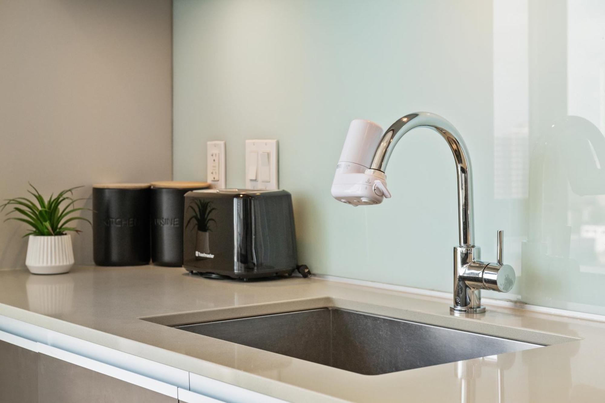 Modern Suite Calgary Downtown 5 Min Walk Stampede Exterior foto